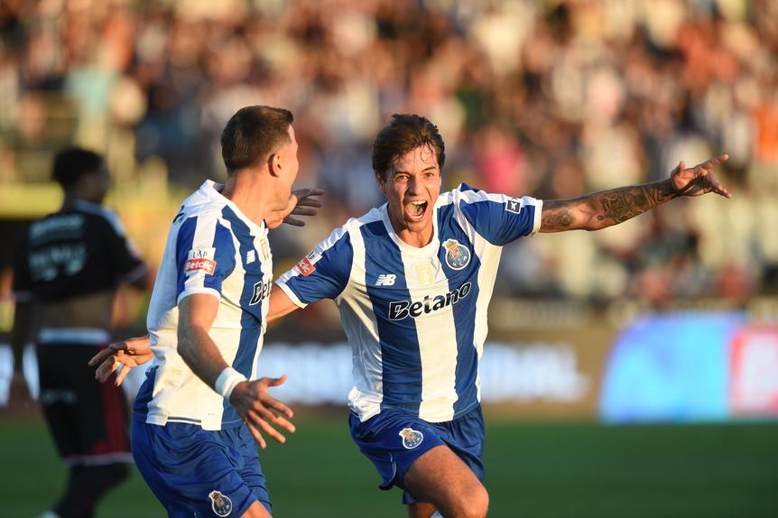 Kiwior festeja com Bednarek o primeiro golo pelo FC Porto - Foto: Sérgio Miguel Santos