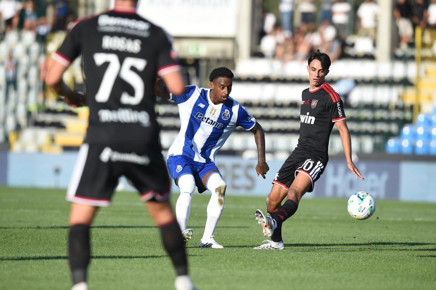 Pablo Rosario cometeu penálti frente aos gansos - Foto: Sérgio Miguel Santos