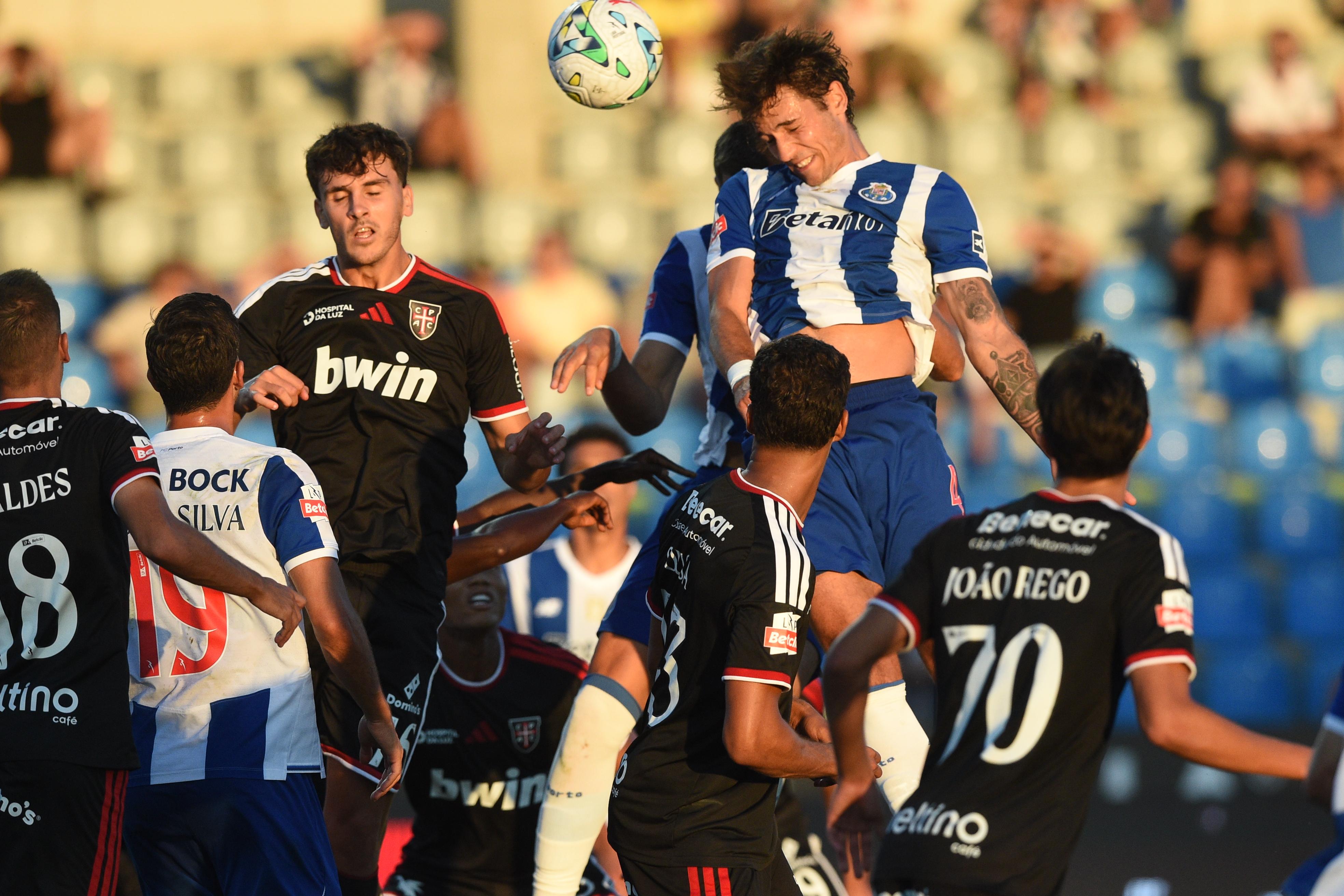 Kiwior ganha nas alturas para assinar o segundo golo do FC Porto e o seu primeiro pelo clube português — Foto: SÉRGIO MIGUEL SANTOS