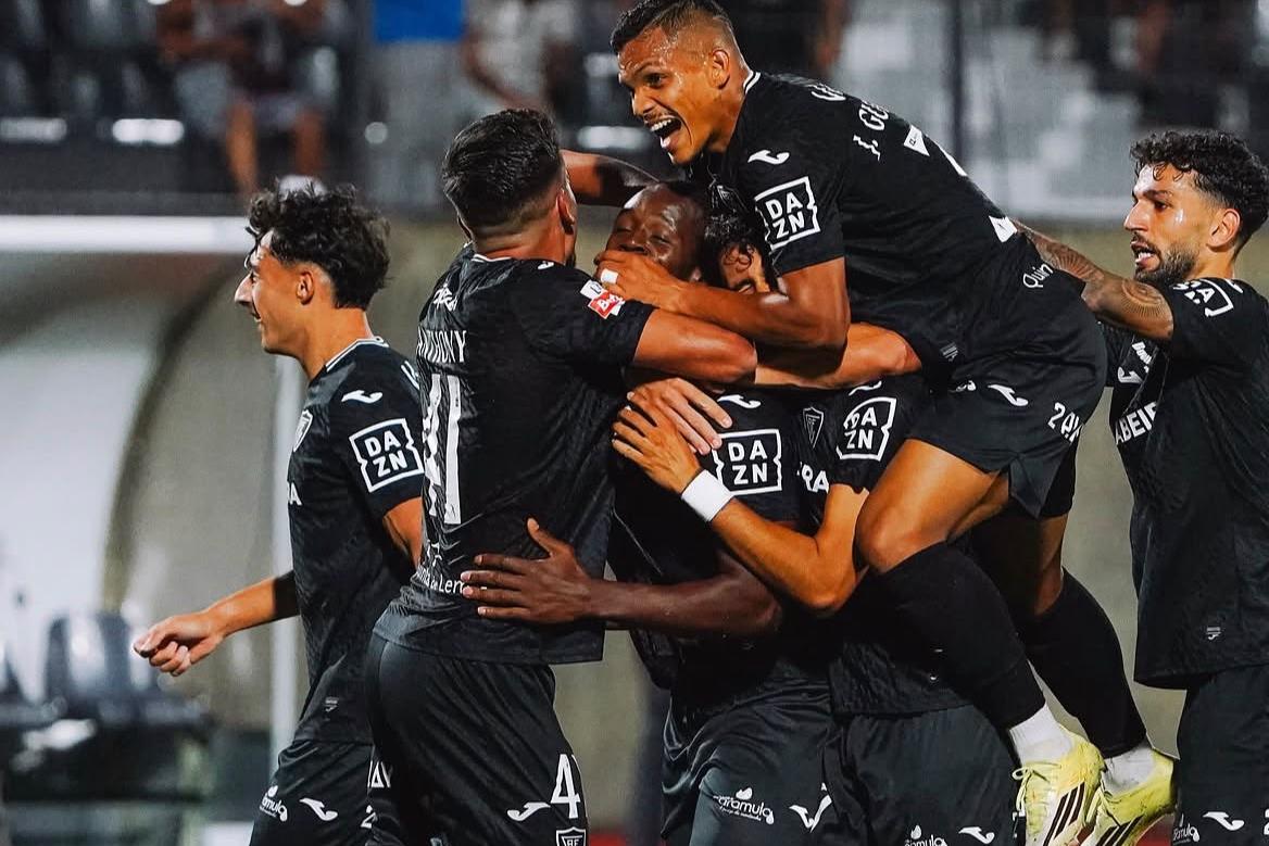 Viriatos celebraram de forma bastante efusiva os primeiros golos, os primeiros pontos e (melhor!) a primeira vitória em casa, neste regresso à Liga - Foto: Académica de Viseu