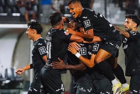 Viriatos celebraram de forma bastante efusiva os primeiros golos, os primeiros pontos e (melhor!) a primeira vitória em casa, neste regresso à Liga - Foto: Académica de Viseu