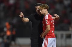 Marco Silva e Andreas Schjelderup, respetivamente treinador e extremo do Benfica - foto: MIGUEL NUNES