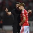 Marco Silva e Andreas Schjelderup, respetivamente treinador e extremo do Benfica (foto: Miguel Nunes)