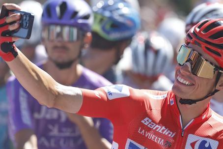 Enric Mas nunca havia ganhou uma grande volta              Fotografia Javier Lizon/Lusa