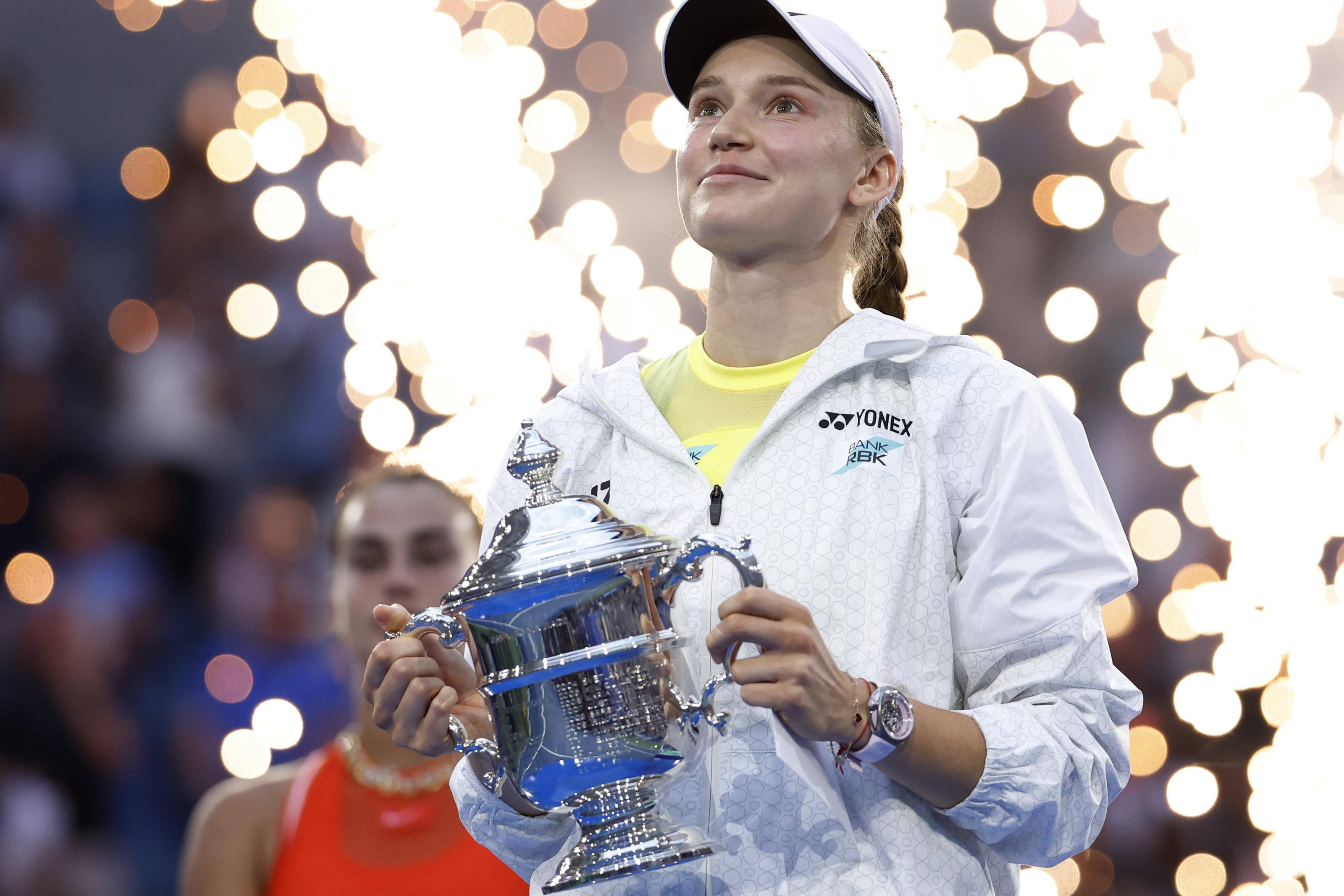 Elena Rybakina com mais um troféu para levar para casa    Fotografia Imago