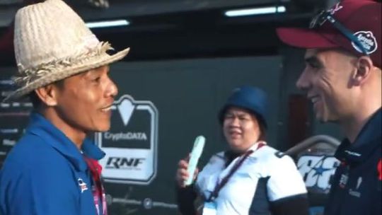 Miguel Oliveira reencontra funcionário a quem dedicou vitória à chuva (veja o vídeo)