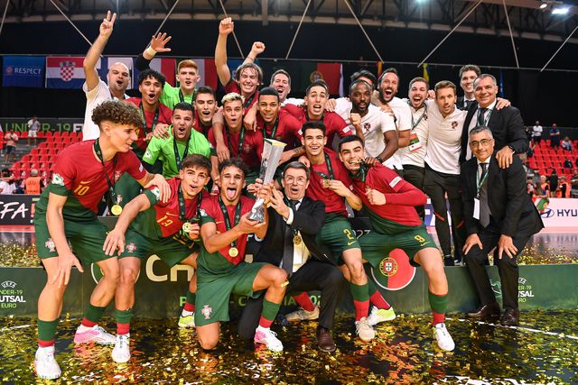 Lúcio Rocha e Tiago Macedo no cinco ideal do Campeonato da Europa de Sub-19