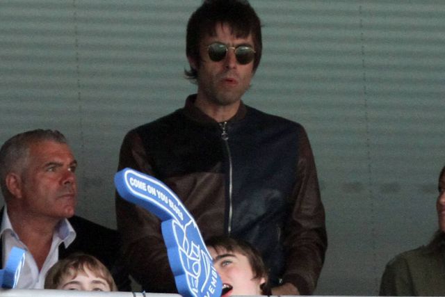 VÍDEO: Liam Gallagher dá voz ao elétrico de Manchester e deixa mensagem especial na estação Etihad