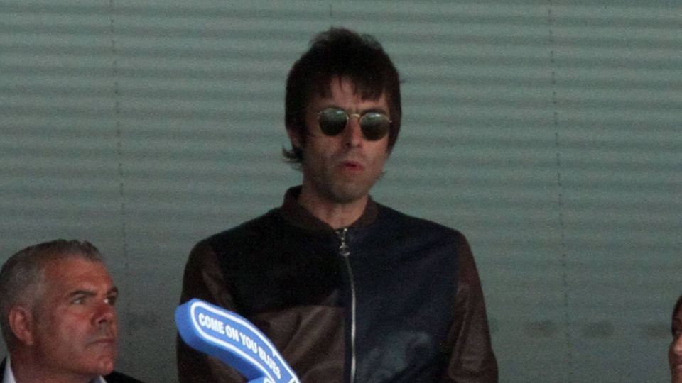 VÍDEO: Liam Gallagher dá voz ao elétrico de Manchester e deixa mensagem especial na estação Etihad