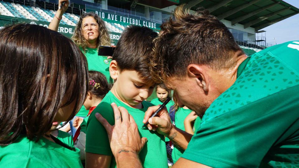 Crianças de Jardim de Infância 'invadem' treino do Rio Ave