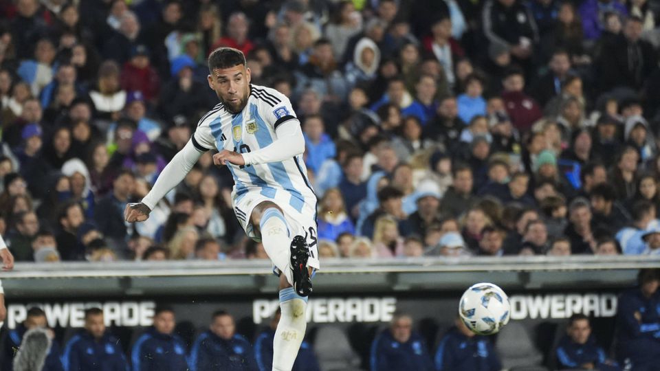 Otamendi marca belo golo pela Argentina (vídeo)