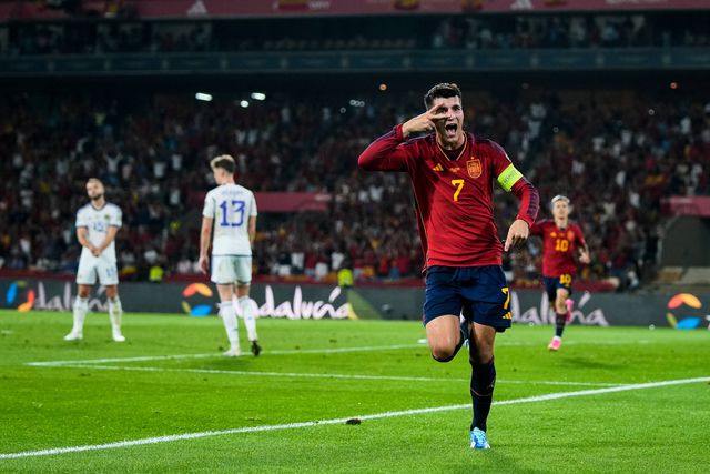 Espanha apanha susto mas adia festa da Escócia (veja os golos)