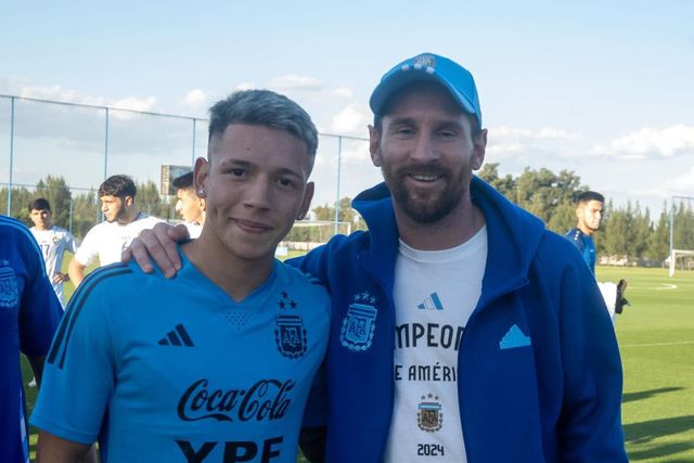Benfica: Prestianni partilha foto com Messi