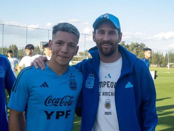 Benfica: Prestianni partilha foto com Messi