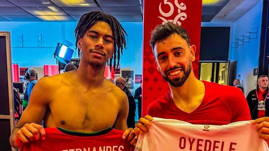 Bruno Fernandes trocou de camisola com Maxi Oyedele