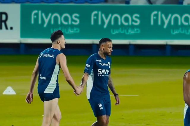 Neymar já treina e marca (com Marcos Leonardo ao lado)