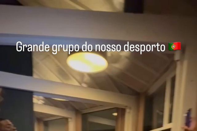 Tiago Santos ao piano e os restantes sub-21 a cantar