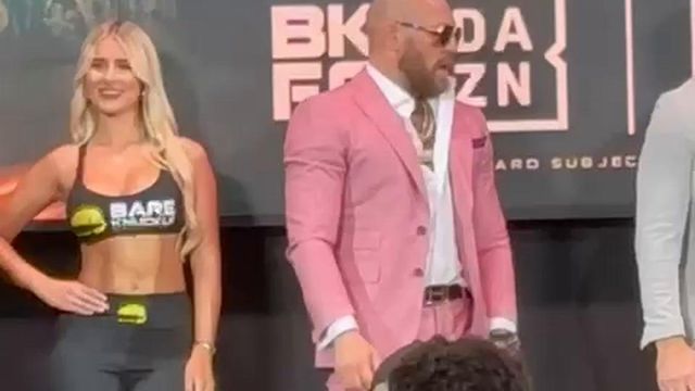 O padrinho McGregor não faltou à pesagem em Marbella