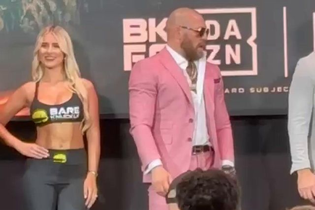 O padrinho McGregor não faltou à pesagem em Marbella