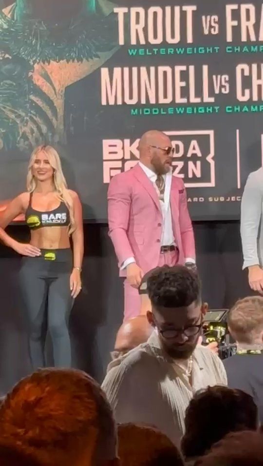 O padrinho McGregor não faltou à pesagem em Marbella