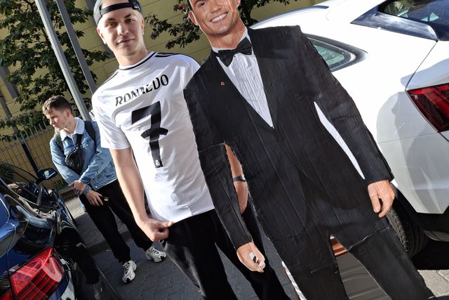 Polaco leva Cristiano Ronaldo de cartão até ao hotel da Seleção