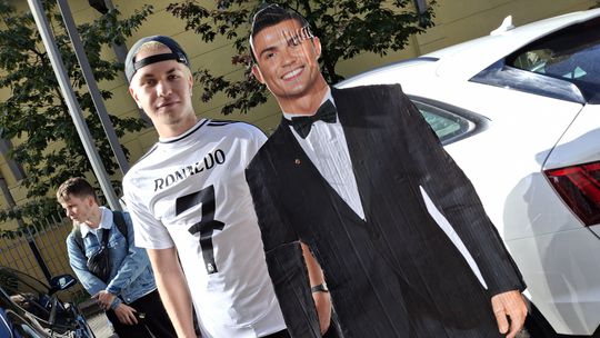 Polaco leva Cristiano Ronaldo de cartão até ao hotel da Seleção