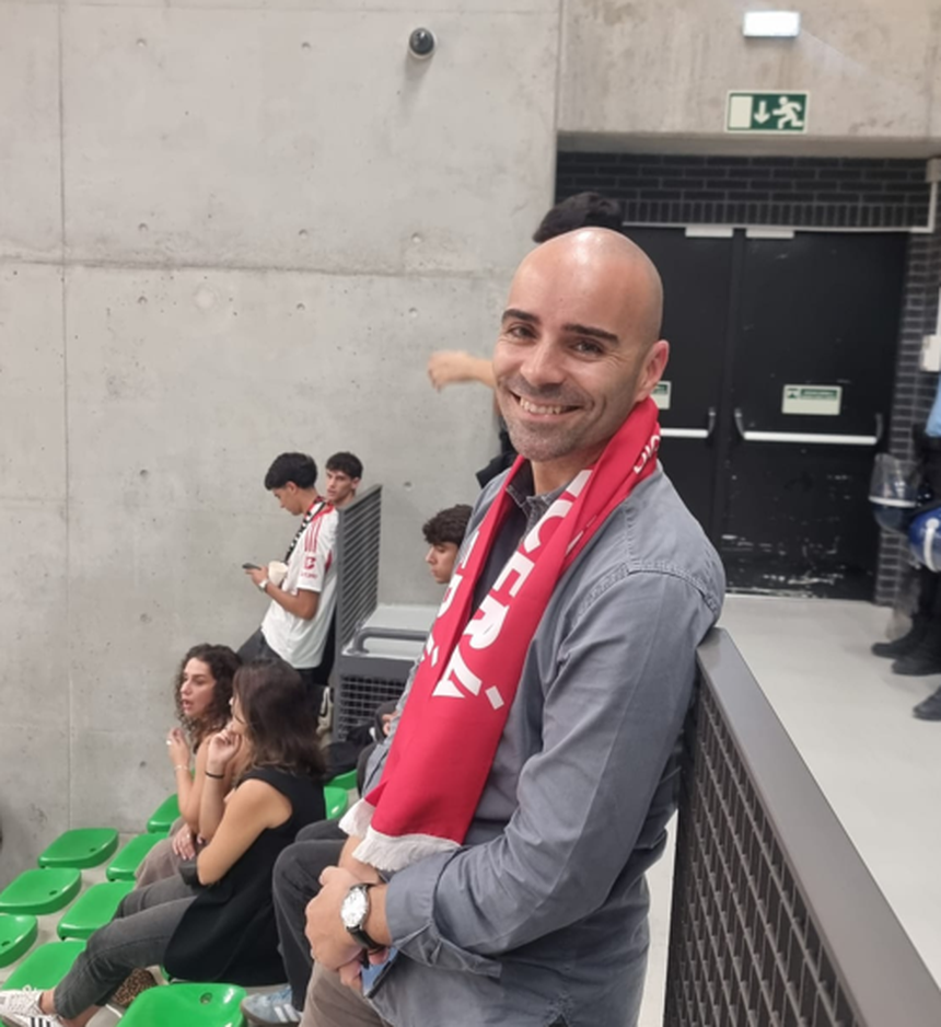 João Diogo Manteigas na bancada visitante do Pavilhão João Rocha - Foto: D.R.