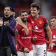 Harry Maguire abraçado a Bruno Fernandes