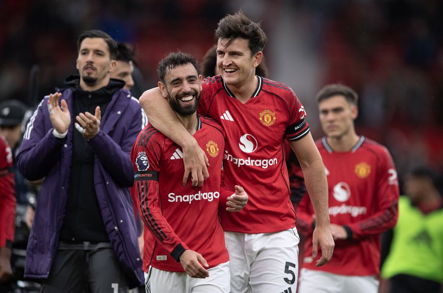Harry Maguire abraçado a Bruno Fernandes