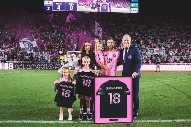 Jordi Alba ao lado da sua família durante a homenagem do Inter Miami no relvado - Foto: Inter Miami