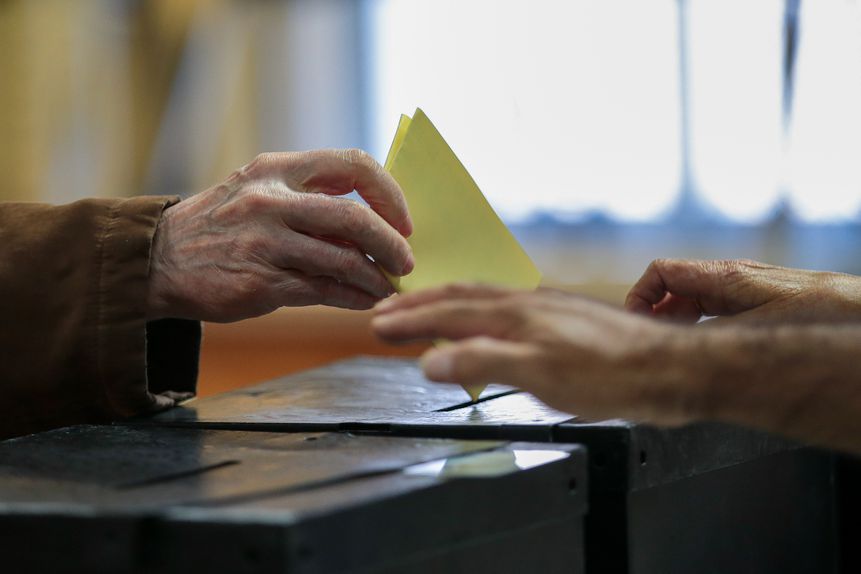 Eleitor coloca o seu boletim de voto na urna de votos - Foto: LUSA