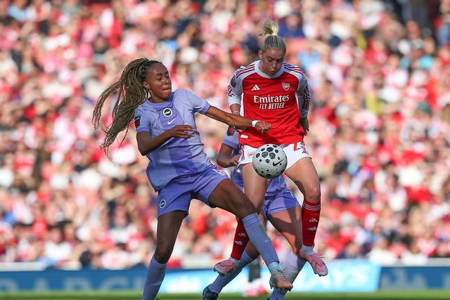 Jogadora do Brighton lesionou-se na cabeça e saiu com máscara de oxigénio