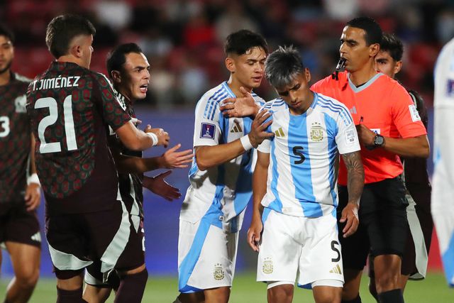 Tensão durante o jogo entre o México e a Argentina no Mundial sub-20
