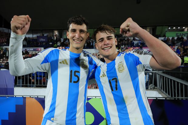 Tomás Pérez e Mateo Silvetti celebram apuramento da Argentina para as meias-finais do Mundial de sub-20 - Foto X/Selección Argentina in English