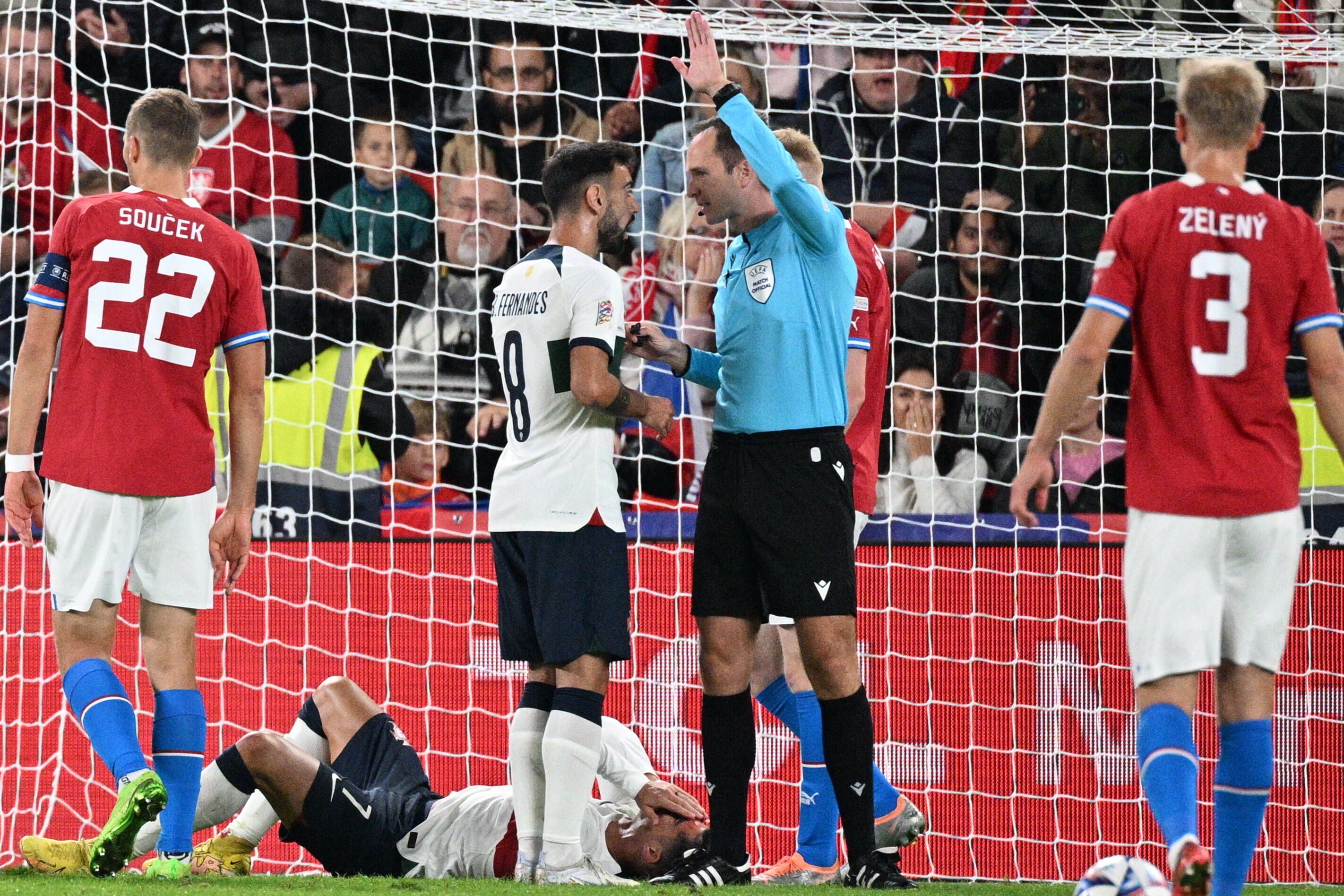 Jovanovic discute com Bruno Fernandes durante o Chéquia- Portugal de setembro de 2022 - Foto: IMAGO