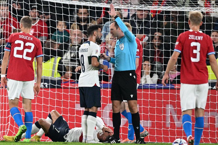 Jovanovic discute com Bruno Fernandes durante o Chéquia- Portugal de setembro de 2022 - Foto: IMAGO