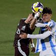 Tomás Pérez em duelo com o jogador do México Tahiel Jiménez - Foto: Imago