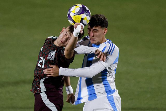 Tomás Pérez em duelo com o jogador do México Tahiel Jiménez - Foto: Imago