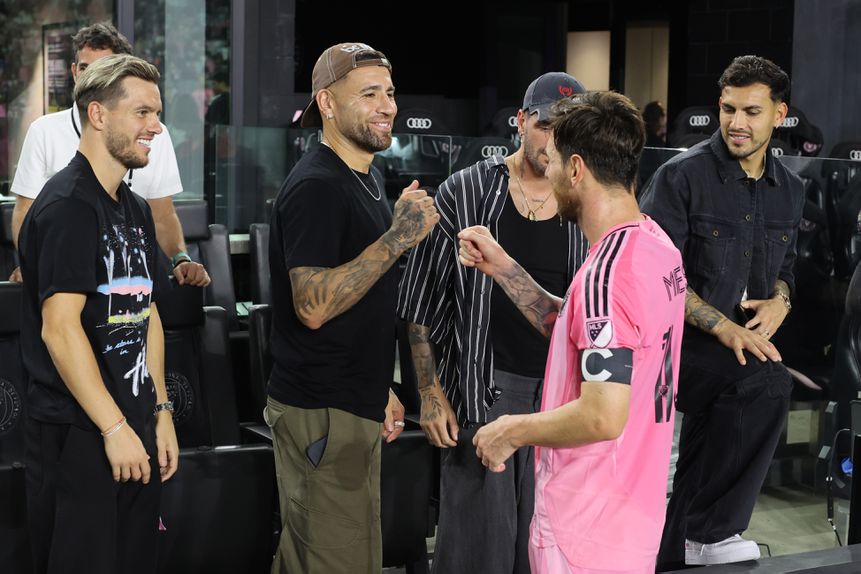 Otamendi cumprimenta Messi em Miami - Foto: X/MLS
