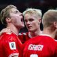 Hojlund celebra com Froholdt o primeiro golo da Dinamarca no jogo - Foto:IMAGO