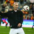 Zinédine Zidane num jogo de lendas do futebol francês com Deschamps