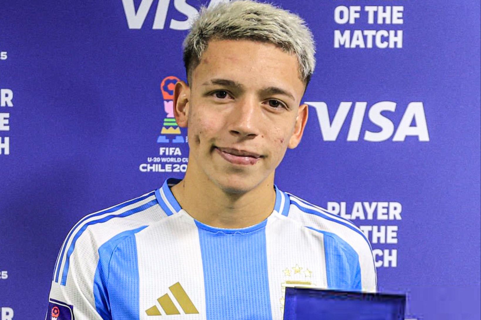 Prestianni com o troféu de melhor em campo após vitória da Argentina sobre o México no Mundial de sub-20