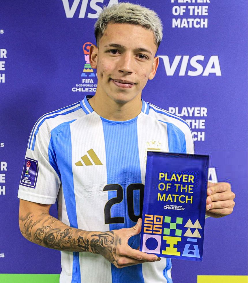 Prestianni com o troféu de melhor em campo após vitória da Argentina sobre o México no Mundial de sub-20