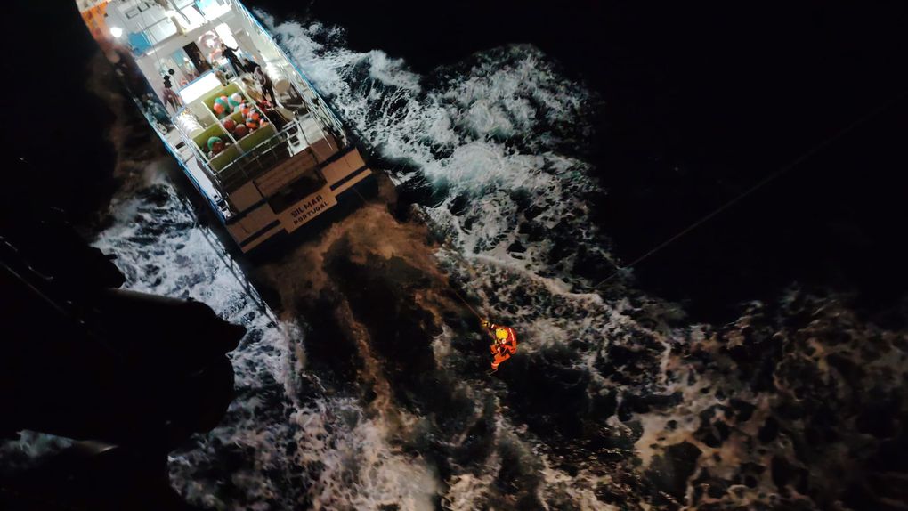 Tripulantes de veleiro já estavam a bordo do barco de pesca Silmar quando a Marinha chegou (Créditos de Imagem - Força Aérea Portuguesa)