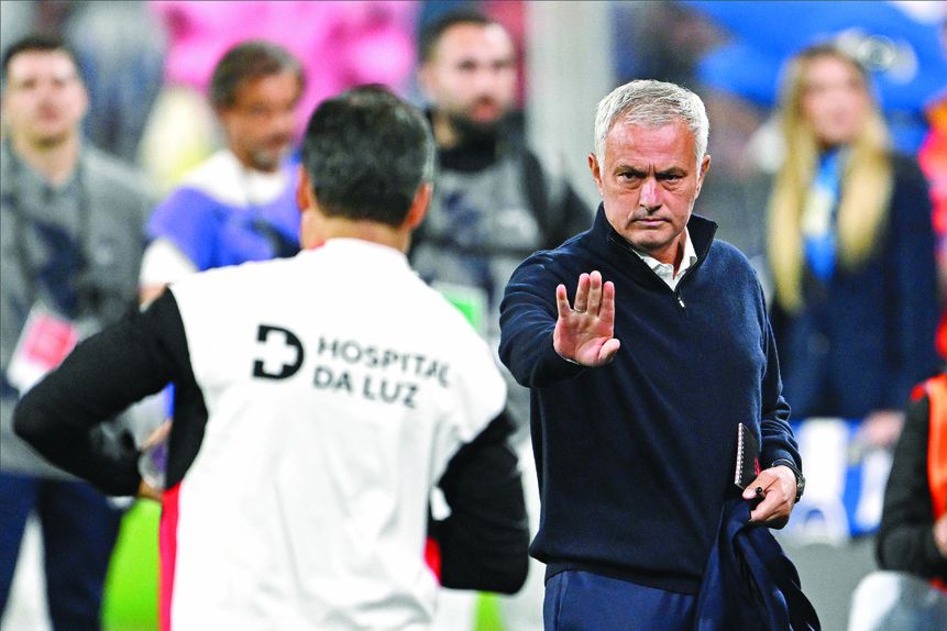 José Mourinho sente que não teve tempo para vincar impressão digital na equipa — Foto: Kapta+
