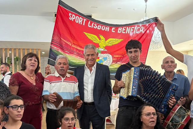 Fogo de artifício, bombos de confetis: Vieira recebido em grande em Paredes