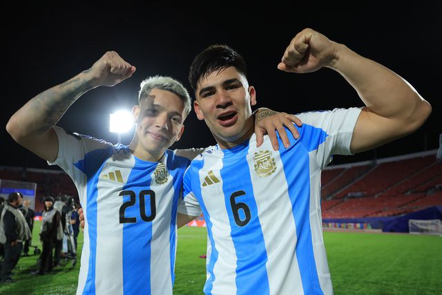Prestianni e Juan Villalba celebram apuramento da Argentina para as meias-finais do Mundial de sub-20 - Foto X/Selección Argentina in English