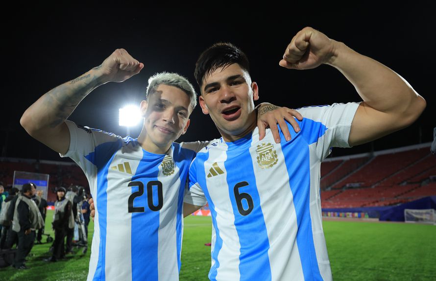 Prestianni e Juan Villalba celebram apuramento da Argentina para as meias-finais do Mundial de sub-20 - Foto X/Selección Argentina in English