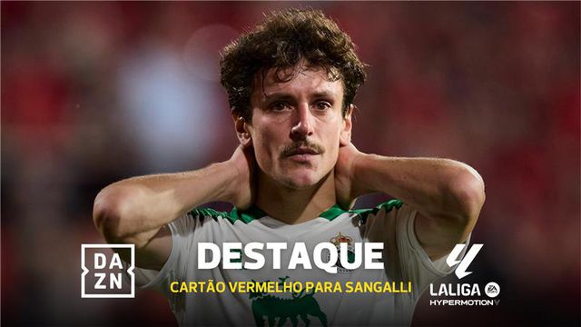 Era golo para Puskás, mas o árbitro apitou para o final... e instalou o caos