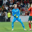 Caoimhin Kelleher celebra defesa a penálti de Cristiano Ronaldo
